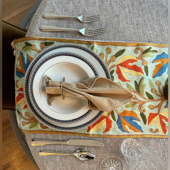 Hand embroidered table runner - Picture 4 of 5